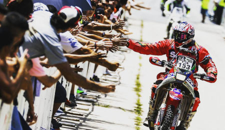 El público del Dakar siempre da una mano