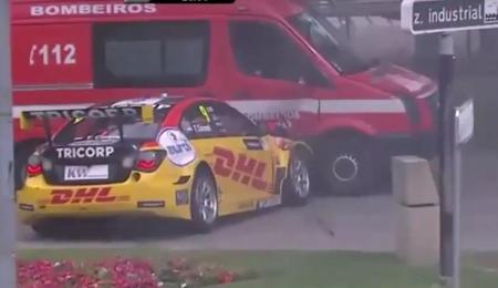 Increíble accidente contra los bomberos