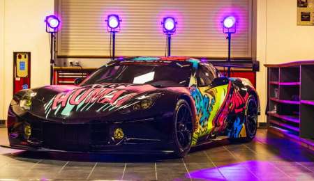 Un auto que brilla en la noche