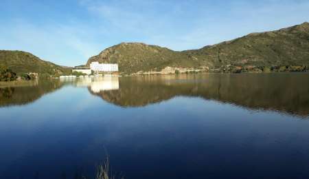 El sonido de los motores V8 en las sierras y el lago de Potrero