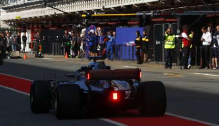 Mercedes llamó la atención en los test de Barcelona