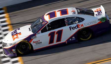 Nascar: Denny Hamlin ganó la Pole Position para la Geico 500 en Talladega