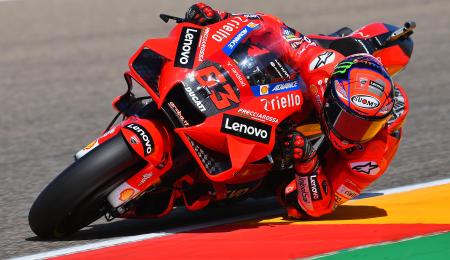 Bagnaia aguantó a Márquez y ganó por primera vez