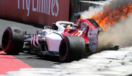 Fuego en un auto de Fórmula 1 en Paul Ricard