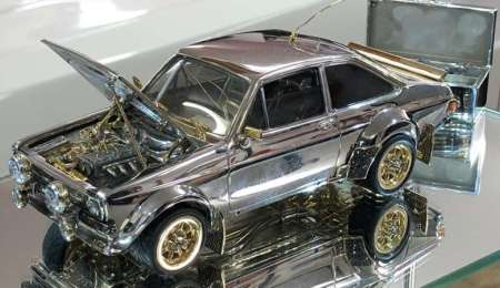 Un Ford Escort de oro, plata y diamantes será subastado