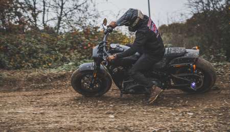 Una Harley Fat Bob en el lugar menos pensado: una pista de tierra