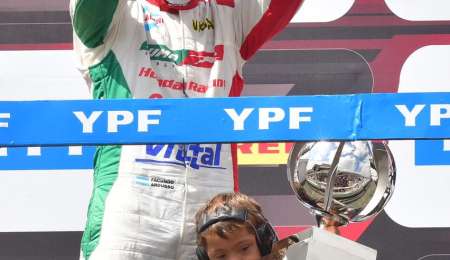 Felipe, el nene que llenó de ternura el podio de Buenos Aires