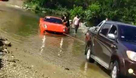 Una Ferrari se quedó en un vado de agua en Córdoba