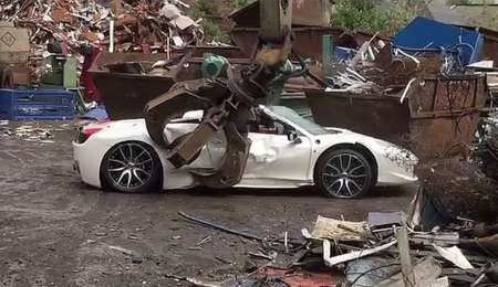 Una Ferrari destruida en un minuto