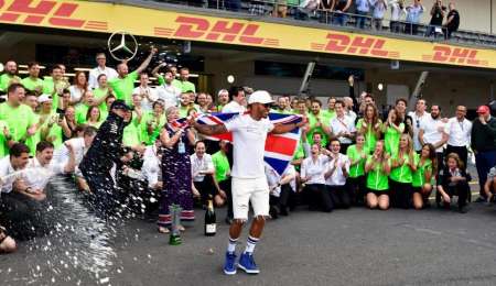 El festejo de Hamilton desde una botella de champagne