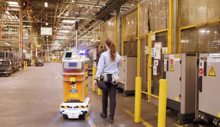 Un robot de conducción autónoma trabaja en una planta de Ford