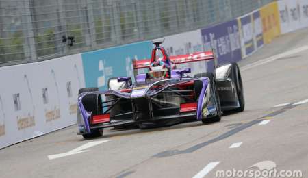 Pechito abandonó en Hong Kong