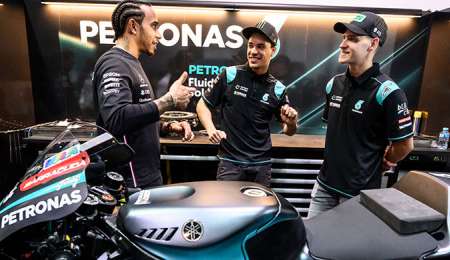 Hamilton no regala nada antes del intercambio con Valentino Rossi