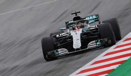 Mercedes con la mente en el título de Constructores