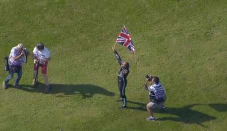 Hamilton y un viernes redondo en Australia