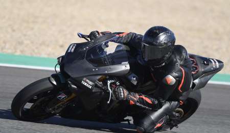 La prueba de Hamilton sobre una Yamaha en fotos
