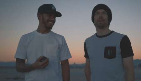 Lewis Hamilton sale a la pista con Cal Crutchlow