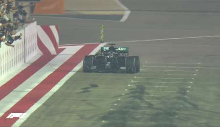 Tras los incendios, golpes y vuelcos, ganó Hamilton