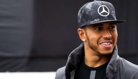 Hamilton cerca de la pantalla grande