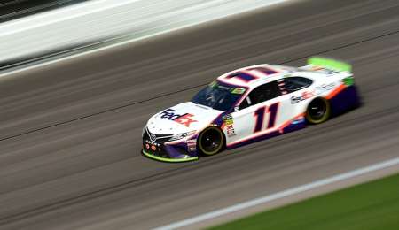 Denny Hamlin gana  una carrera emocionante en la lucha por los Play Off