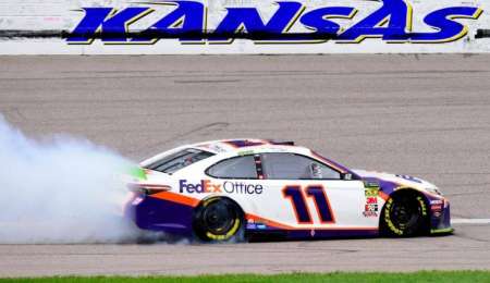 Nascar: el "cartero" llama dos veces, Hamlin vuelve a ganar en Kansas