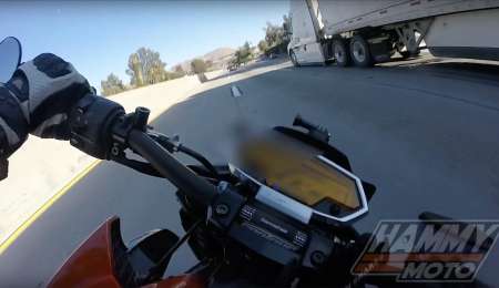 Pasó por debajo de un camión con su moto