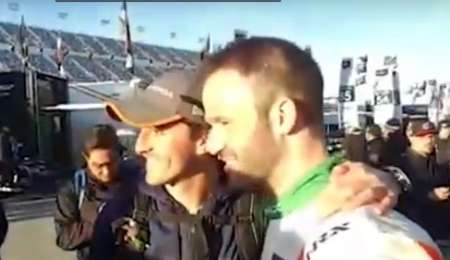 Un fanático de Guatemala hincha de Canapino y Carburando