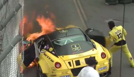 Una Ferrari en llamas en el debut de una categoría