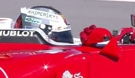 Vettel manejó con una sola mano