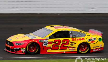 Joey Logano larga en pole la Nascar en Indianápolis