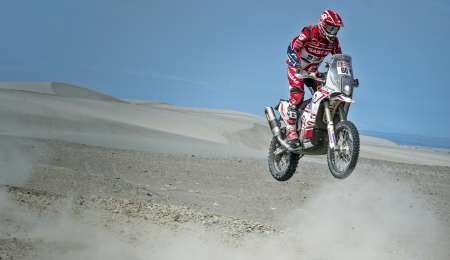 Jonathan Barragán nos da una clase de navegación con el roadbook del Dakar