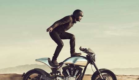 Keanu Reeves protagoniza las publicidades de Squarespace con sus motos Arch