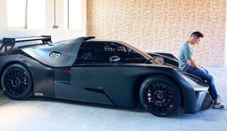 Tiene un Supercars pero no tiene carnet de conducir