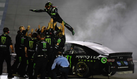 En duelo de hermanos Kurt Busch superó a Kyle y ganó en la Nascar