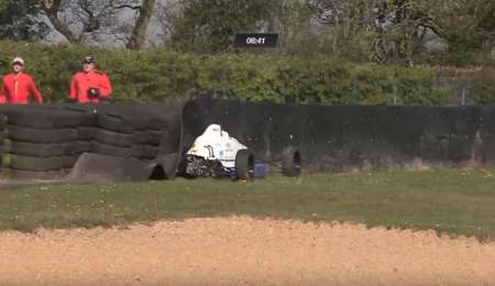 El bicampeón de F1 virtual debutó en la vida real y se accidentó