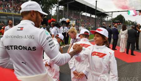 Lewis Hamilton preocupado por los más chicos