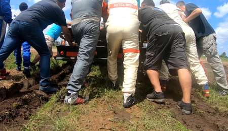 Insólito: Era su homenaje y tuvieron que empujar un camión