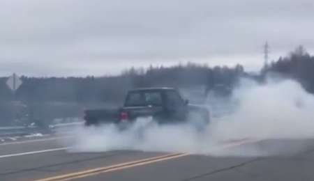 Puso marcha atrás mientras iba a 64 km/h