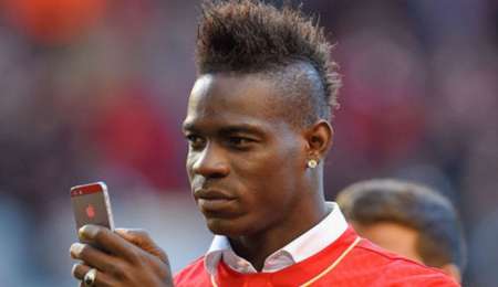 La nueva locura de Balotelli en una mini moto