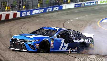 Martin Truex JR ganó en Nascar donde terminaron a las "piñas"