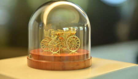 Mercedes-Benz donó un auto de oro al Museo Fangio