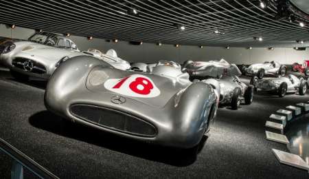 Fantástica recorrida con un drone al museo de Mercedes-Benz