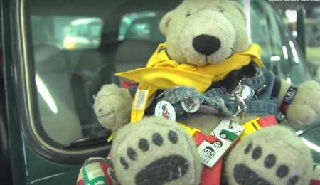 La increíble historia de un Mini Cooper y su osito de peluche