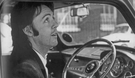 Subastan autos de Los Beatles