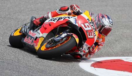 MotoGP: Márquez consigue la pole al límite del reglamento