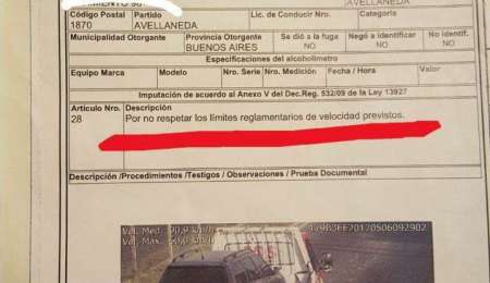 Insólito: multado arriba de una grúa