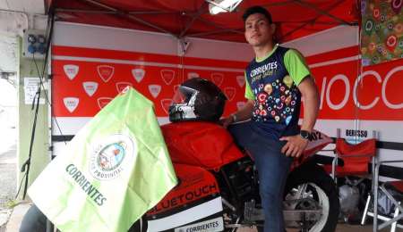 Tiene 16 años y trabaja de repartidor para poder correr