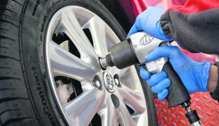 La manera más loca de cambiar una rueda