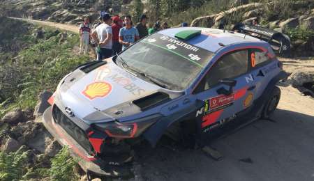 Paddon se pegó cuando lideraba, ahora manda Neuville