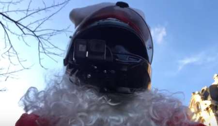 El Papa Noel motorizado que imparte justica en París